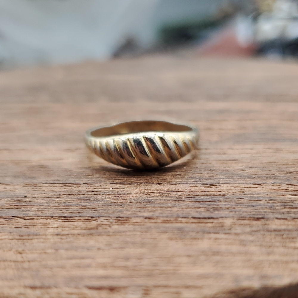Gold Tone Scalloped Ribbed Dome Ring - Women Jewelry Size 6 R822